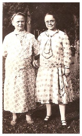 1925.. - Rob's grandma Mary (Love) Wiegand and aunt Laura W - poss. refreshment stand.jpg